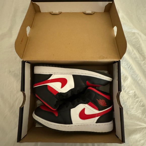 Air Jordan 1 Mid GS ‘Black Fire Red’ - Picture 1 of 13